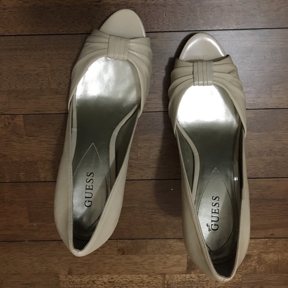 Used Guess size 8 nude peep toe pumps - Picture 5 of 6